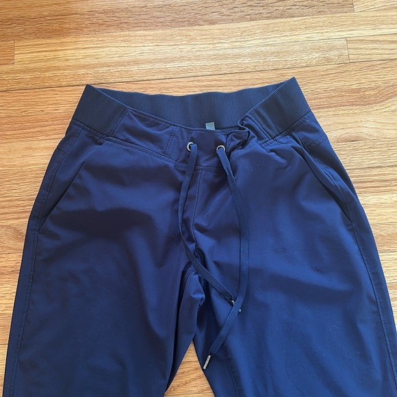 Athleta Brooklyn Mid Rise Ankle Pant Navy SIZE 2 - Picture 2 of 3